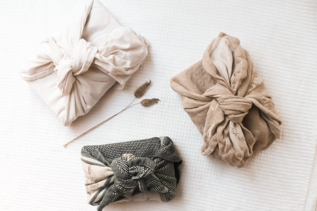 Zero Waste present wrapping | Sustainable | Plastic free | christmas Holidays | www.emmawouterson.com