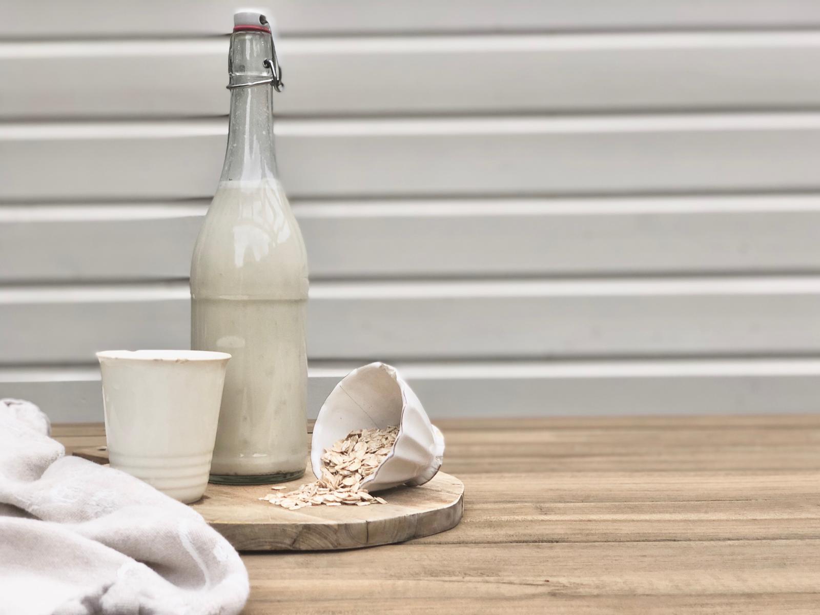 Easy recipe to make your own oat milk